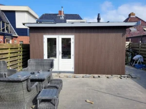 Chalet bekleden met composiet gevelbekleding – donkerbruin verticaal profiel met witte kozijnen