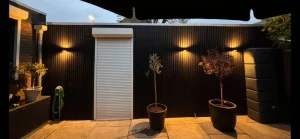 halet met zwarte composiet gevelbekleding – verticaal rhombus profiel met sfeerverlichting
