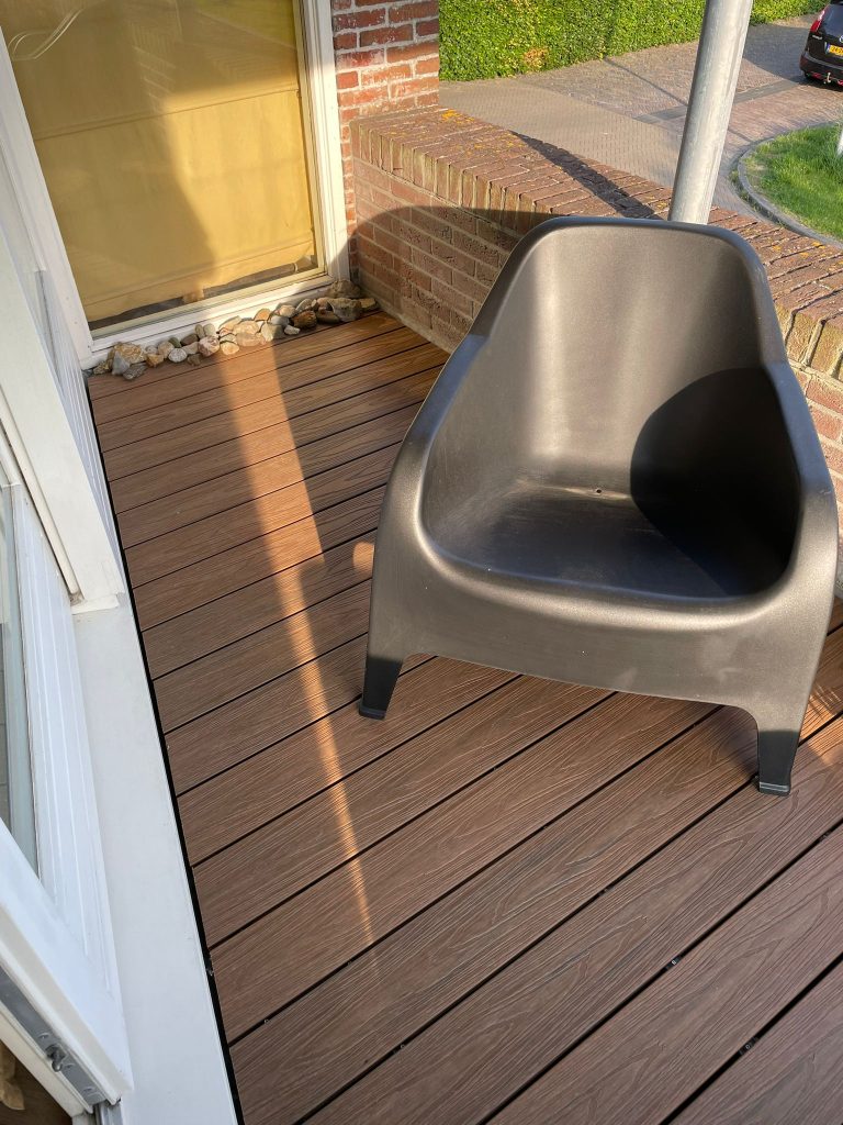Composiet vlonderplanken gelegd op een balkon met rubber tegeldragers als lichte onderconstructie